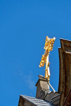 Goldenes Kreuz auf der Gaukirche St. Ulrich in Paderborn, Nordrhein-Westfalen