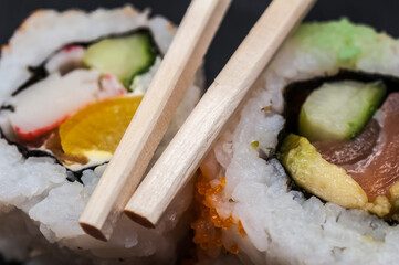 Sushi mit Lachs und Stäbchen