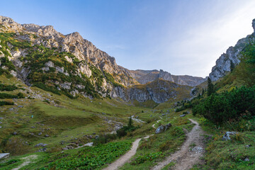 Fototapeta na wymiar Wanderpfad zur Malaiesti Berghütte in den rumänischen Karpaten