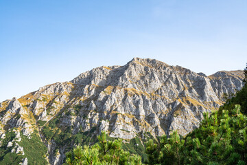 Felswand im Bucegi Gebirge am Abend