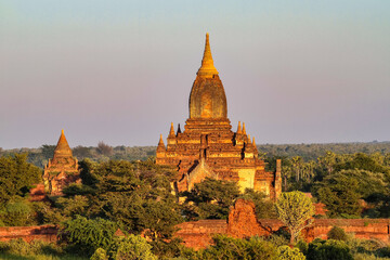 Fototapeta na wymiar Pagodas and temples of Bagan in Myanmar, formerly Burma, a world heritage site.