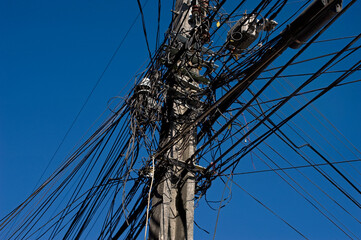 Kabelgewirr in Castro, Insel Chiloé, Chile