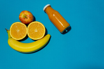 Piramida zdrowia owoce, jabłko banan pomarańcz, smoothie sok