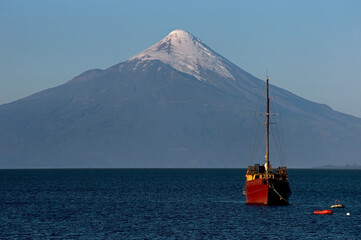 Der Vulkan Osorno, gesehen vom Ufer des Llanquihue-See in Puerto Varas, Chile