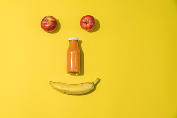 Uśmiech zdrowie owoce, jabłko banan , smoothie sok - obrazy, fototapety, plakaty