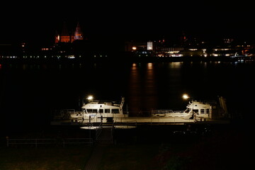Fototapeta na wymiar Polizeischiff am Rhein in der Nacht mit Mainzer Dom 2