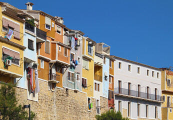 Casas de colores sobre en río Amadorio, Villajoyosa, España