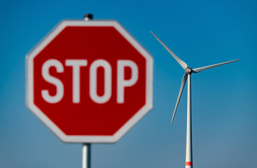 Stop Windenergie Stopp Stopschild Windrad Windmühle Turbine Rotor blauer Himmel Symbol Bürgerinitiative Gegner Deutschland erneuerbare Energien Ausbau Abstand Lärm Vogelschlag Umwelt Aktivist rot 