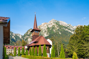 Kloster Caraiman vor idyllischer Bergkulisse in den rumänischen Karpaten
