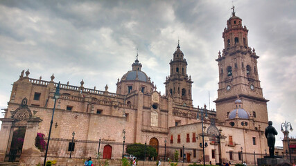 Fototapeta na wymiar Catedral de Morelia, Michoacán desde la Plaza Melchor Ocampo. 