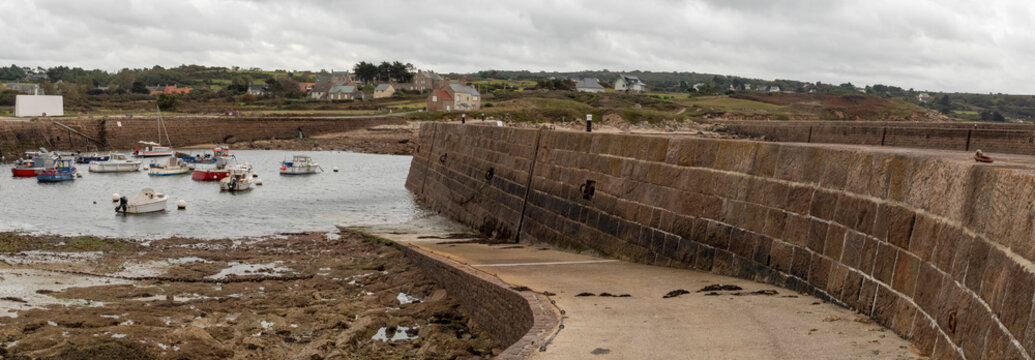 Une vue panoramique du port de Fermanville en Normandie