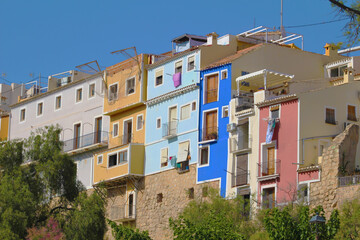 Fototapeta na wymiar Casas de colores sobre en río Amadorio, Villajoyosa, España