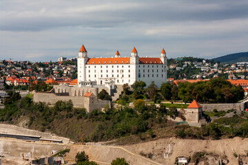 Panoramica o skyline del Castillo de la ciudad de Bratislava, pais de Eslovaquia