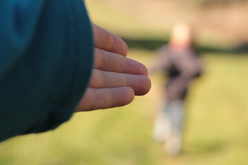 tendre la main à son enfant
