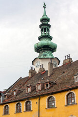 Fototapeta premium Torre de iglesia en la ciudad de Bratislava, pais de Eslovaquia