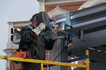 worker performs welding work at height