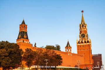 Naklejka premium cityscape with ancient buildings and skyscrapers at sunrise
