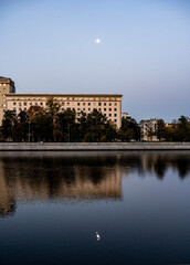 Obraz premium river embankment of a large metropolis at dawn with reflections in the river