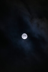 Vollmond am Himmel in der Nacht mit Wolken