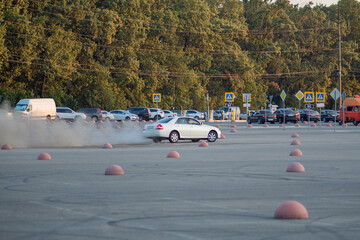 Obraz premium Controlled skid in a parking lot with smoke