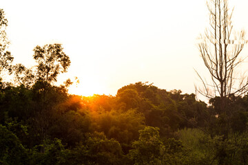 pôr do sol nas montanhas