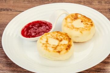 Cottage cheese pancakes with strawberry jam