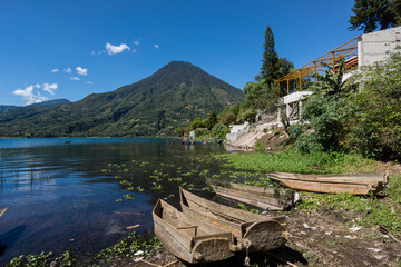 Naklejka premium Cayucos varados frente al volcán San Pedro, suroeste de la caldera del lago de Atitlán , Santiago Atitlán. Tiene una altitud de 3.020,Guatemala, Central America