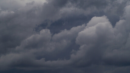 Fototapeta na wymiar Ciel menaçant, envahi de nimbostratus porteurs de pluies modérées