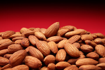 山盛りのアーモンド