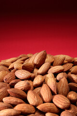 山盛りのアーモンド