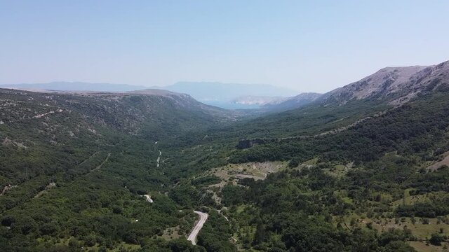 Ein Flug durch den Tal auf der Insel Krk