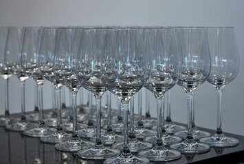 Varias copas de cristal para beber vino