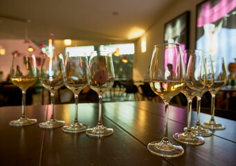 Cuatro copas con vinos blancos y tintos