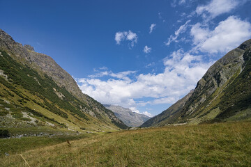 Fototapeta na wymiar Ruhe finden in den Alpen im Montafon auf der Silvretta Hochalpenstraße bei blauem Himmel und sonnigem Herbsttag