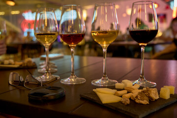 Cuatro copas con vinos blancos y tintos