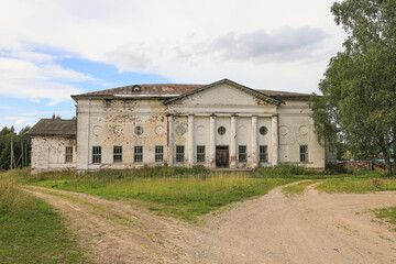 Fototapeta na wymiar Abandoned building of the old Church in the village of Ust-Reka Syamzhensky district of the Vologda region