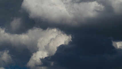 Fototapeta na wymiar Ciel menaçant, cumulus bourgeonnant au contraste élevé