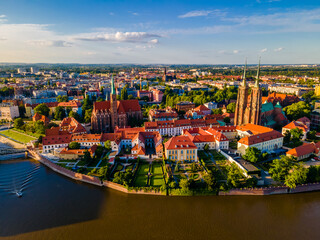 Obraz premium Aerial panoramic view of Wroclaw old town and Cathedral on the shore of Odra
