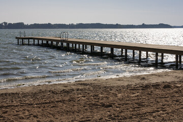drewniany długi pomost nad jeziorem © qrrr