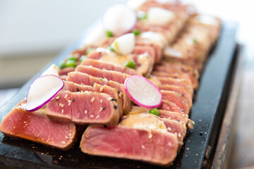 tranches de poisson frais coupés et présentés sur un plateau