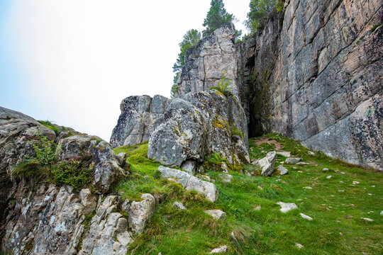 Freely accessible Bremsneshula Cave, Averoy, Norway