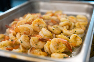crevettes cuites dans un plat en métal en cuisine prêtes à être servies