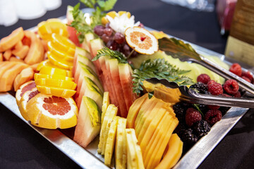 assiette remplie de fruits lors d'une réception au matin