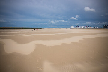 Fototapeta na wymiar grande plage déserte en été à cause de la covid 19