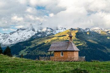 Bergkapelle im Herbst in den Alpen