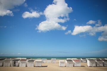 Obraz na płótnie Canvas plage de Calais dans le Nord de la France avec des cabines de plage