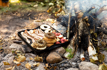 déjeuner sur le feu de camp sur une plaque de cuisson en fonte