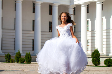 Obraz premium Young beautiful girl in ballroom prom dress