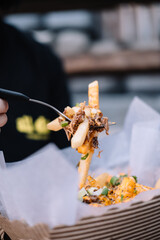 Comiendo papas fritas con tenedor