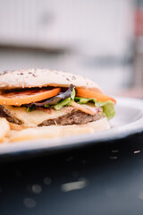 hamburguesa con lechuga y tomate